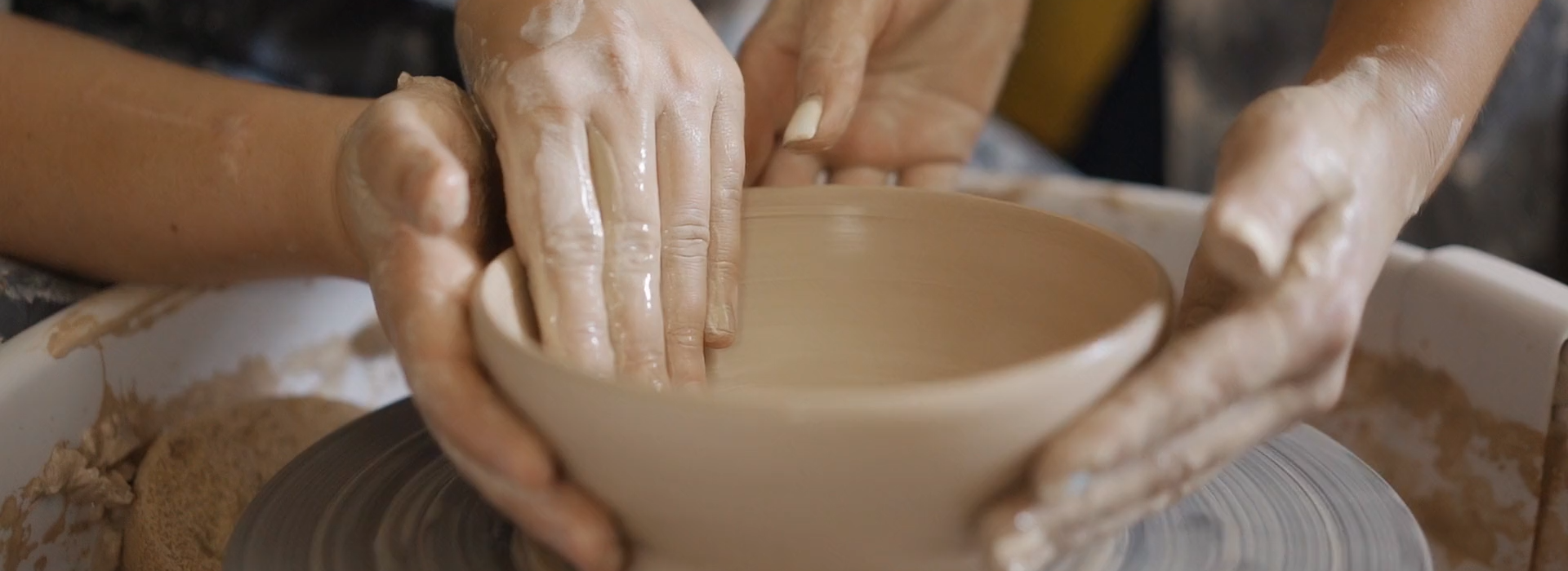 Çamurun dönerken forma kavuştuğu yer.